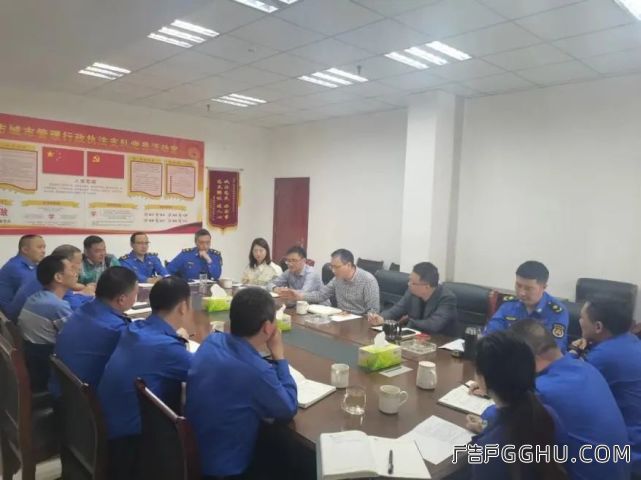 德阳市区清理大批违规广告牌(图2) 图片
