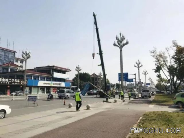 德阳市区清理大批违规广告牌(图4) 图片