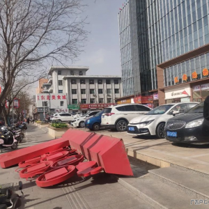 忻州城区一广告牌被风吹倒导致2人被砸伤